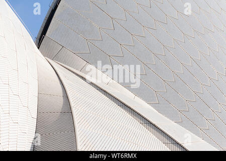 La Sydney Opera House e vele sul tetto Close Up dettaglio astratta. Blue Sky. Ore diurne. Foto Stock