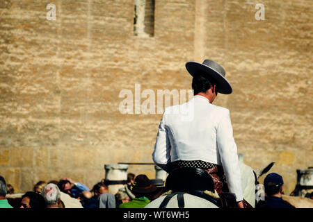 Uomo a cavallo indossando Cordobes e traje corto, Siviglia, Spagna Foto Stock