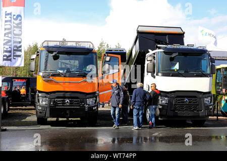 Hyvinkaa, Finlandia. Il 6 settembre 2019. Le persone aventi una occhiata a Renault Trucks C520 autocarri pesanti per il movimento terra e costruzione su Maxpo 2019. Foto Stock