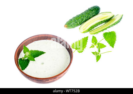 Tzatziki dal cetriolo e yogurt greco nel recipiente di ceramica, isolato su bianco. Le foglie di menta. Foto Studio Foto Stock