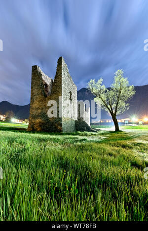 Tor Quadra: antica torre medievale in Novaledo. Valsugana, provincia di Trento, Trentino Alto Adige, Italia, Europa. Foto Stock