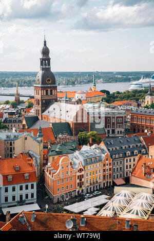 Riga old town vista panoramica dalla Chiesa di San Pietro osservatorio in Lettonia Foto Stock