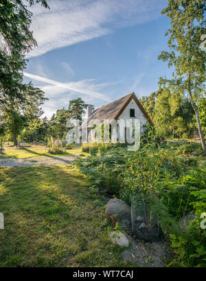 Piccolo cottage e un bellissimo giardino in un paesaggio rurale. Gotland, Svezia e Scandinavia. Foto Stock