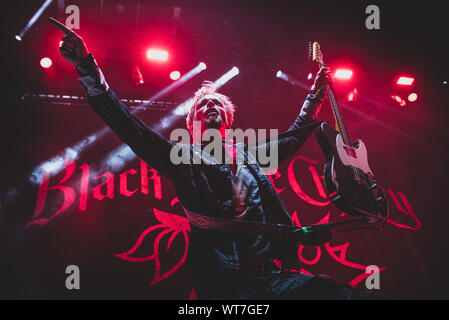 Torino, Italia. Decimo Sep, 2019. Settembre 10th, 2019 - Ben Wells, il chitarrista della band americana di Pietra Nera ciliegia, suona dal vivo al Pala Alpitour in Torino, apertura di Alice Cooper (foto di Alessandro Bosio/Pacific Stampa) Credito: Pacific Press Agency/Alamy Live News Foto Stock