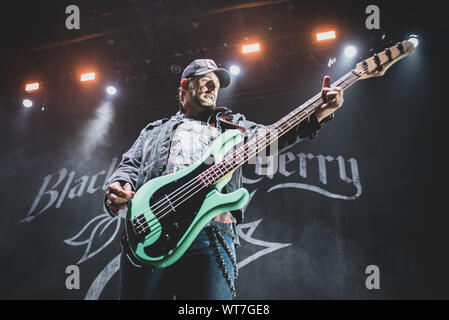 Torino, Italia. Decimo Sep, 2019. Settembre 10th, 2019 - Jon Lawhon, bassista della band americana di Pietra Nera ciliegia, suona dal vivo al Pala Alpitour in Torino, apertura di Alice Cooper (foto di Alessandro Bosio/Pacific Stampa) Credito: Pacific Press Agency/Alamy Live News Foto Stock