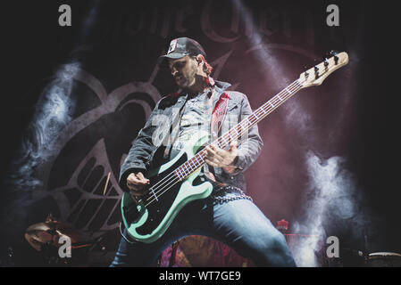 Torino, Italia. Decimo Sep, 2019. Settembre 10th, 2019 - Jon Lawhon, bassista della band americana di Pietra Nera ciliegia, suona dal vivo al Pala Alpitour in Torino, apertura di Alice Cooper (foto di Alessandro Bosio/Pacific Stampa) Credito: Pacific Press Agency/Alamy Live News Foto Stock