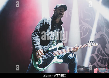 Torino, Italia. Decimo Sep, 2019. Settembre 10th, 2019 - Jon Lawhon, bassista della band americana di Pietra Nera ciliegia, suona dal vivo al Pala Alpitour in Torino, apertura di Alice Cooper (foto di Alessandro Bosio/Pacific Stampa) Credito: Pacific Press Agency/Alamy Live News Foto Stock