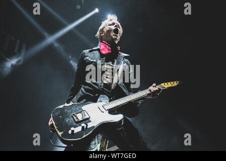 Torino, Italia. Decimo Sep, 2019. Settembre 10th, 2019 - Ben Wells, il chitarrista della band americana di Pietra Nera ciliegia, suona dal vivo al Pala Alpitour in Torino, apertura di Alice Cooper (foto di Alessandro Bosio/Pacific Stampa) Credito: Pacific Press Agency/Alamy Live News Foto Stock