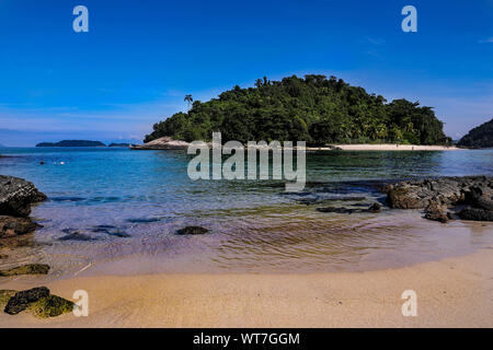 Ilha de Cataguases, Brasile. 21 Maggio, 2019. Un uomo lo snorkelling sotto un cielo blu in chiaro Oceano Atlantico. Credito: Tino Plunert/dpa-Zentralbild/ZB/dpa/Alamy Live News Foto Stock