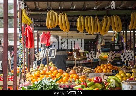 A Belgrado, in Serbia - 1 Novembre 2014: Frutta e verdura, principalmente le banane, appeso per la vendita su un cavalletto di Kalenic Pijaca, uno dei principali green marke Foto Stock