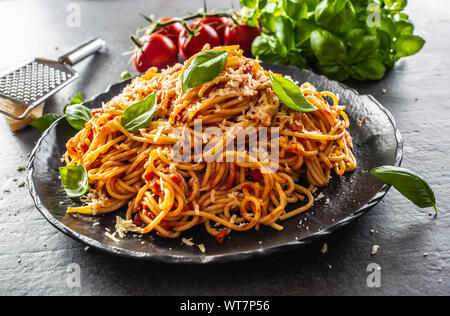 Pasta spaghetti toamto e ragù alla bolognese con oilve olio parmigiano e basilico Foto Stock