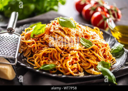 Pasta spaghetti toamto e ragù alla bolognese con oilve olio parmigiano e basilico Foto Stock