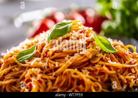 Pasta spaghetti toamto e ragù alla bolognese con oilve olio parmigiano e basilico Foto Stock