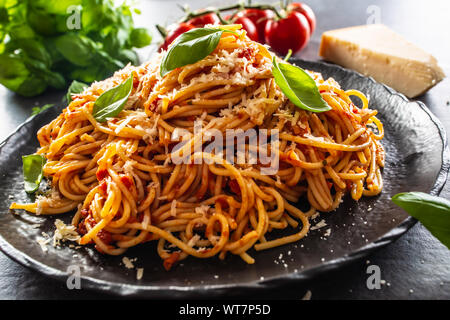 Pasta spaghetti toamto e ragù alla bolognese con oilve olio parmigiano e basilico Foto Stock