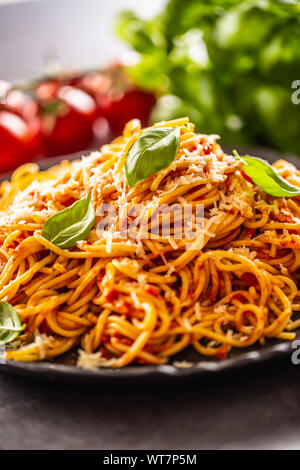 Pasta spaghetti toamto e ragù alla bolognese con oilve olio parmigiano e basilico Foto Stock