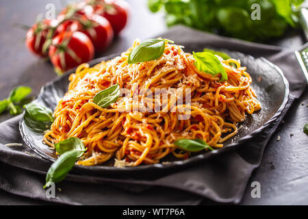 Pasta spaghetti toamto e ragù alla bolognese con oilve olio parmigiano e basilico Foto Stock