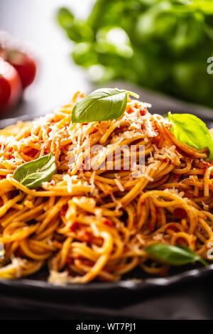 Pasta spaghetti toamto e ragù alla bolognese con oilve olio parmigiano e basilico Foto Stock