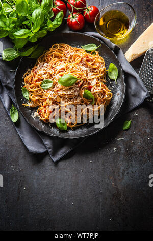 Pasta spaghetti toamto e ragù alla bolognese con oilve olio parmigiano e basilico Foto Stock