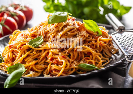 Pasta spaghetti toamto e ragù alla bolognese con oilve olio parmigiano e basilico Foto Stock