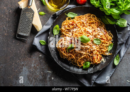 Pasta spaghetti toamto e ragù alla bolognese con oilve olio parmigiano e basilico Foto Stock