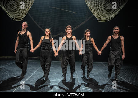 Il gruppo di ballo 420persone, premiere della dance show Panthera al teatro La Fabrika (CTK foto / Petr Salek) Foto Stock