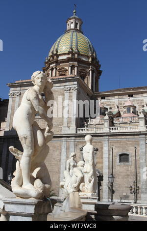 Palermo, Italia - 29 Giugno 2016: la Fontana Pretoria costruito nel 1554 da Francesco Camilliani Foto Stock