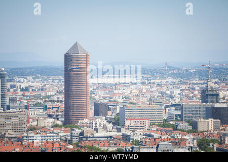 Lione, Francia - Luglio 19, 2019: Antenna vedute panoramiche di Lione con l'iconico grattacielo di Le Crayon visibile nella parte anteriore, un business di alta crescita e RAD Foto Stock