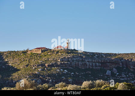 Palm Beach in una giornata di sole con un cielo blu chiaro guardando verso Barrenjoey testa e il faro della distanza, Nuovo Galles del Sud, Australia Foto Stock