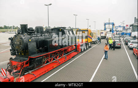 Emden, Germania. Undicesimo Sep, 2019. La storica locomotiva a vapore molli da Kühlungsborn può essere visto su un basso-caricatore a Emden porto. La locomotiva sarà guidato da un'isola traghetti per l'isola del Mare del Nord di Borkum, dove sarà la spola tra il porto e la città dal 14 al 22 settembre. Credito: Mohssen Assanimoghaddam/dpa/Alamy Live News Foto Stock