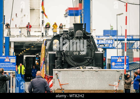 Emden, Germania. Undicesimo Sep, 2019. La storica locomotiva a vapore molli da Kühlungsborn può essere visto su un basso-caricatore a Emden porto. La locomotiva sarà guidato da un'isola traghetti per l'isola del Mare del Nord di Borkum, dove sarà la spola tra il porto e la città dal 14 al 22 settembre. Credito: Mohssen Assanimoghaddam/dpa/Alamy Live News Foto Stock