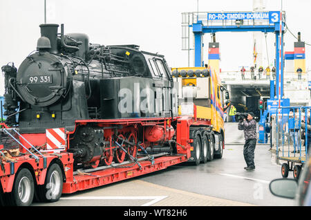 Emden, Germania. Undicesimo Sep, 2019. La storica locomotiva a vapore molli da Kühlungsborn può essere visto su un basso-caricatore a Emden porto. La locomotiva sarà guidato da un'isola traghetti per l'isola del Mare del Nord di Borkum, dove sarà la spola tra il porto e la città dal 14 al 22 settembre. Credito: Mohssen Assanimoghaddam/dpa/Alamy Live News Foto Stock