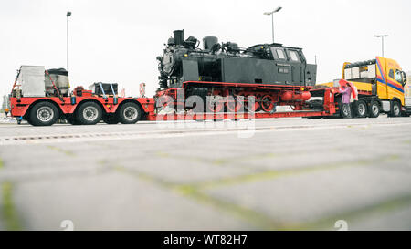 Emden, Germania. Undicesimo Sep, 2019. La storica locomotiva a vapore molli da Kühlungsborn può essere visto su un basso-caricatore a Emden porto. La locomotiva sarà guidato da un'isola traghetti per l'isola del Mare del Nord di Borkum, dove sarà la spola tra il porto e la città dal 14 al 22 settembre. Credito: Mohssen Assanimoghaddam/dpa/Alamy Live News Foto Stock