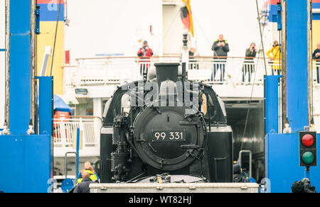 Emden, Germania. Undicesimo Sep, 2019. La storica locomotiva a vapore molli da Kühlungsborn può essere visto su un basso-caricatore a Emden porto. La locomotiva sarà guidato da un'isola traghetti per l'isola del Mare del Nord di Borkum, dove sarà la spola tra il porto e la città dal 14 al 22 settembre. Credito: Mohssen Assanimoghaddam/dpa/Alamy Live News Foto Stock