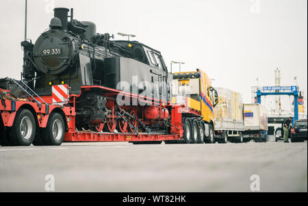 Emden, Germania. Undicesimo Sep, 2019. La storica locomotiva a vapore molli da Kühlungsborn può essere visto su un basso-caricatore a Emden porto. La locomotiva sarà guidato da un'isola traghetti per l'isola del Mare del Nord di Borkum, dove sarà la spola tra il porto e la città dal 14 al 22 settembre. Credito: Mohssen Assanimoghaddam/dpa/Alamy Live News Foto Stock