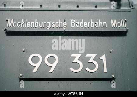 Emden, Germania. Undicesimo Sep, 2019. A guardare il nome e il numero della storica locomotiva a vapore molli da Kühlungsborn. La locomotiva sarà guidato da un'isola traghetti per l'isola del Mare del Nord di Borkum, dove sarà la spola tra il porto e la città dal 14 al 22 settembre. Credito: Mohssen Assanimoghaddam/dpa/Alamy Live News Foto Stock