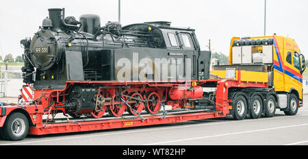 Emden, Germania. Undicesimo Sep, 2019. La storica locomotiva a vapore molli da Kühlungsborn può essere visto su un basso-caricatore a Emden porto. La locomotiva sarà guidato da un'isola traghetti per l'isola del Mare del Nord di Borkum, dove sarà la spola tra il porto e la città dal 14 al 22 settembre. Credito: Mohssen Assanimoghaddam/dpa/Alamy Live News Foto Stock