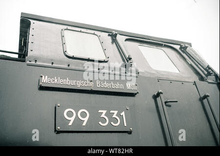 Emden, Germania. Undicesimo Sep, 2019. A guardare il nome e il numero della storica locomotiva a vapore molli da Kühlungsborn. La locomotiva sarà guidato da un'isola traghetti per l'isola del Mare del Nord di Borkum, dove sarà la spola tra il porto e la città dal 14 al 22 settembre. Credito: Mohssen Assanimoghaddam/dpa/Alamy Live News Foto Stock