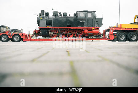 Emden, Germania. Undicesimo Sep, 2019. La storica locomotiva a vapore molli da Kühlungsborn può essere visto su un basso-caricatore a Emden porto. La locomotiva sarà guidato da un'isola traghetti per l'isola del Mare del Nord di Borkum, dove sarà la spola tra il porto e la città dal 14 al 22 settembre. Credito: Mohssen Assanimoghaddam/dpa/Alamy Live News Foto Stock