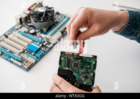 Intasamento del tecnico SATA (Serial in allegato, Serial ATA) il cavo di alimentazione del disco rigido periferica Foto Stock