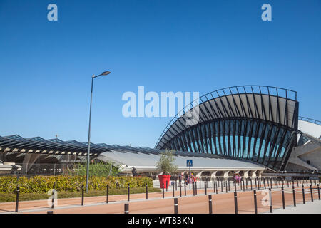 Lione, Francia - 13 luglio 2019: edificio principale di Lyon Saint Exupery aeroporto alla stazione dei treni TGV di edificio principale. Progettato da Santiago Calatrava Valls, è Foto Stock