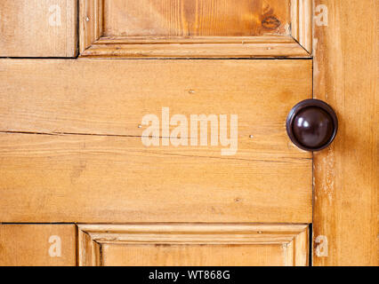 Vecchia porta interna in legno con maniglia in bakelite Foto Stock
