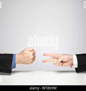 Due imprenditori suona Rock, Paper, Scissors - Rock batte Forbici Foto Stock