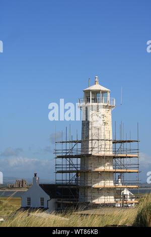 Regno Unito Walney Island. Walney Island Lighthouse con i ponteggi per le riparazioni. Visto da sud Walney Riserva Naturale, Cumbria Regno Unito. Foto Stock