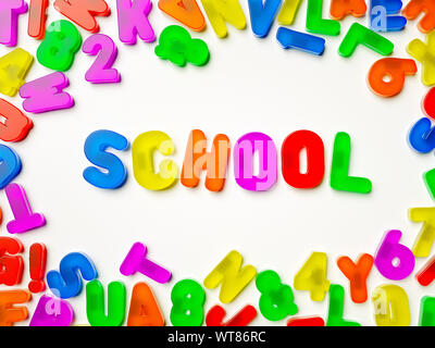 In plastica colorata più magnete frigo alfabeto Scuola di ortografia Foto Stock