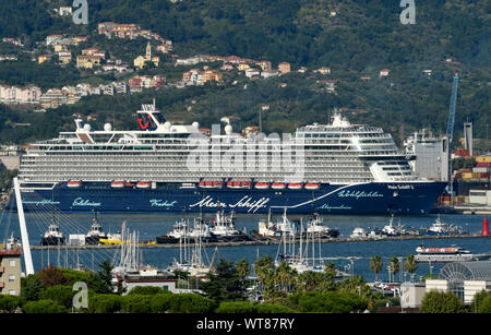 27 agosto 2019, l'Italia, La Spezia: la nave da crociera ' la mia nave 2 ' lascerà il terminal passeggeri al Molo Guiseppe Garibaldi porto del nord della città italiana di La Spezia il 27.8.2019. Foto: Thomas Uhlemann/dpa-zentralbild/ZB Foto Stock