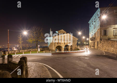 Vista della città di Bergamo da Porta San Giacomo città vecchia porte in Città Alta (Città Alta) a notte. Bergamo, Lombardia, Italia. Foto Stock