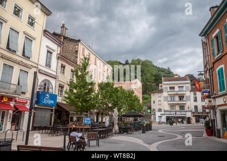 A BOURGOIN JALLIEU, Francia - 15 luglio 2019: Place du 23 Aout 1944 Square, una piazza pedonale con le caffetterie e i bar, nel centro di Bourgoin, una tipica Foto Stock