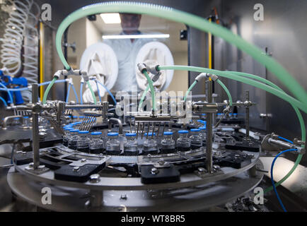 11 settembre 2019, Sassonia-Anhalt, Dessau-Roßlau: un dipendente di Oncotec Pharma produzione sta lavorando su una nuova linea per il riempimento sterile di farmaci contro il cancro. Il produttore di elementi essenziali di cancro e malattie autoimmuni farmaci attualmente impiega circa 300 persone all'Dessau-Roßlau BioPharmaPark ed ora ha investito 35 milioni di euro in nuovi impianti. Foto: Hendrik Schmidt/dpa-Zentralbild/ZB Foto Stock