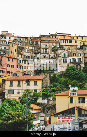 L'alta densità di alloggiamento di Ventimiglia in Liguria, Italia settentrionale, in provincia di Imperia. Foto Stock