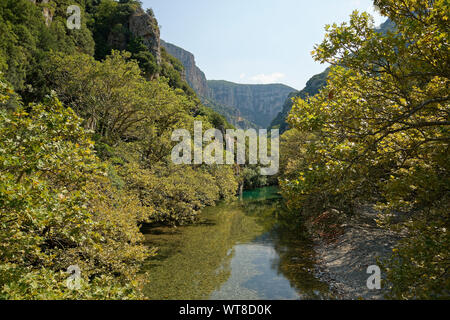 Il fiume Voidomatis nella Grecia settentrionale. Il viaggio tra la strada da Aristi a Papigo e a piedi ponte Kleidonia. Foto Stock